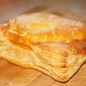 Слойка с ветчиной, сыром и соус бешамель, 110 гр.